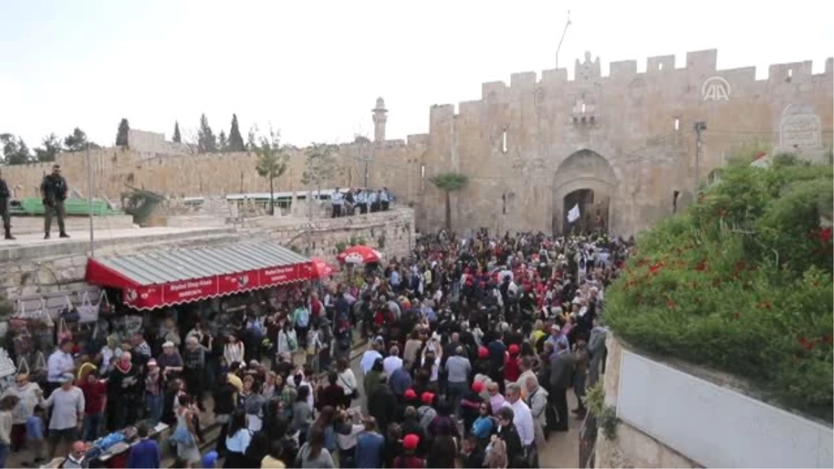 Filistinli Hristiyanlar "Palmiye Pazarı"Nı Kutladı