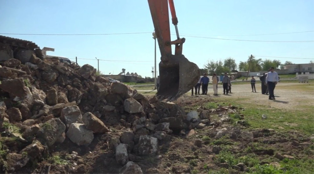 Harran\'da Kümbet Evlerinin Çevresindeki Beton Yapılar Yıkıldı