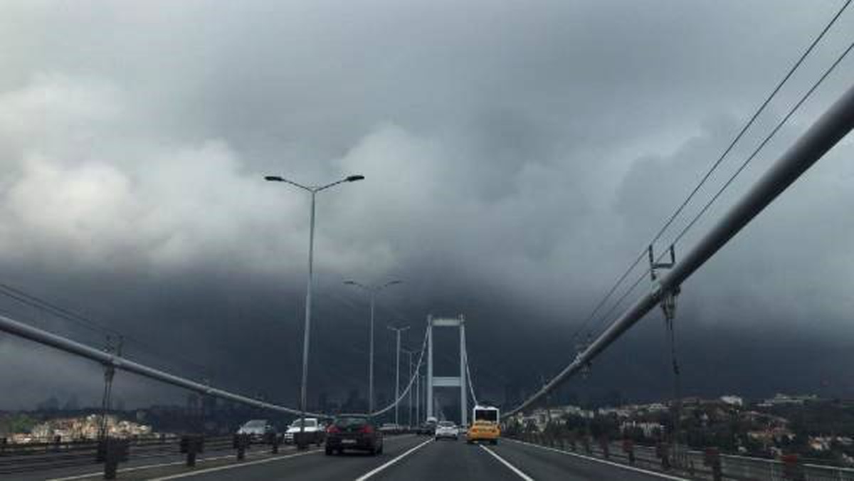 İstanbul\'daki Kara Bulutlar Köprüden Fotoğraflandı