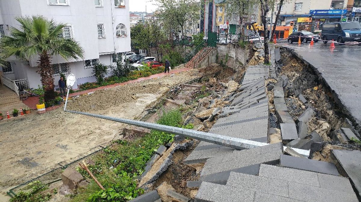İstinat Duvarı Kaldırımla Birlikte Çöktü