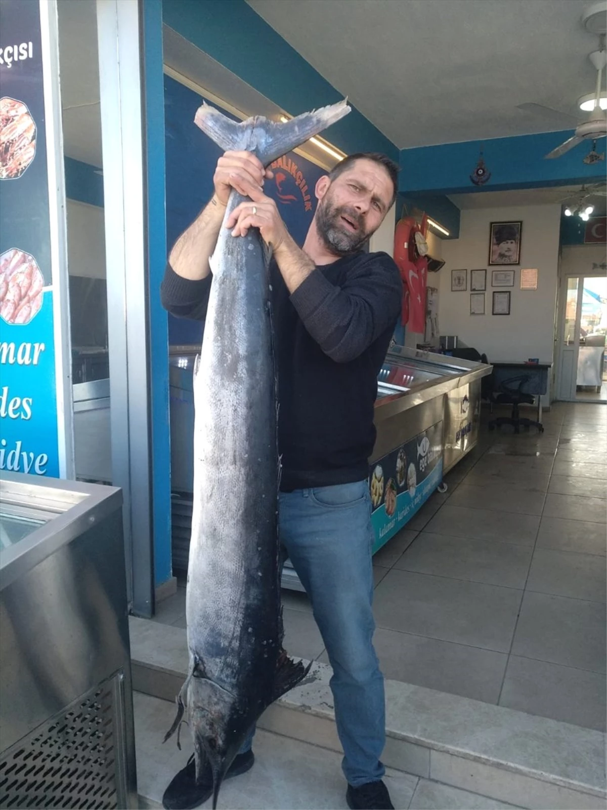 İzmir\'de 40 Kiloluluk Kılıç Balığı Yakalandı