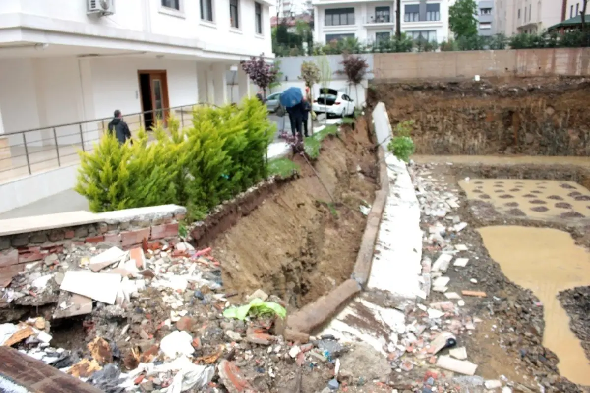 Kadıköy\'de İstinat Duvarı Çöktü, Otomobil Askıda Kaldı