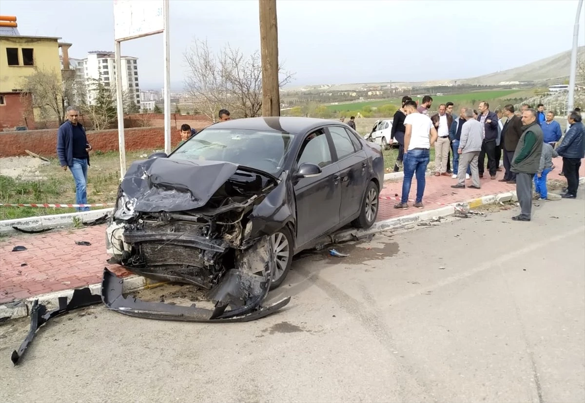 Kahramanmaraş\'ta İki Otomobil Çarpıştı: 3 Yaralı