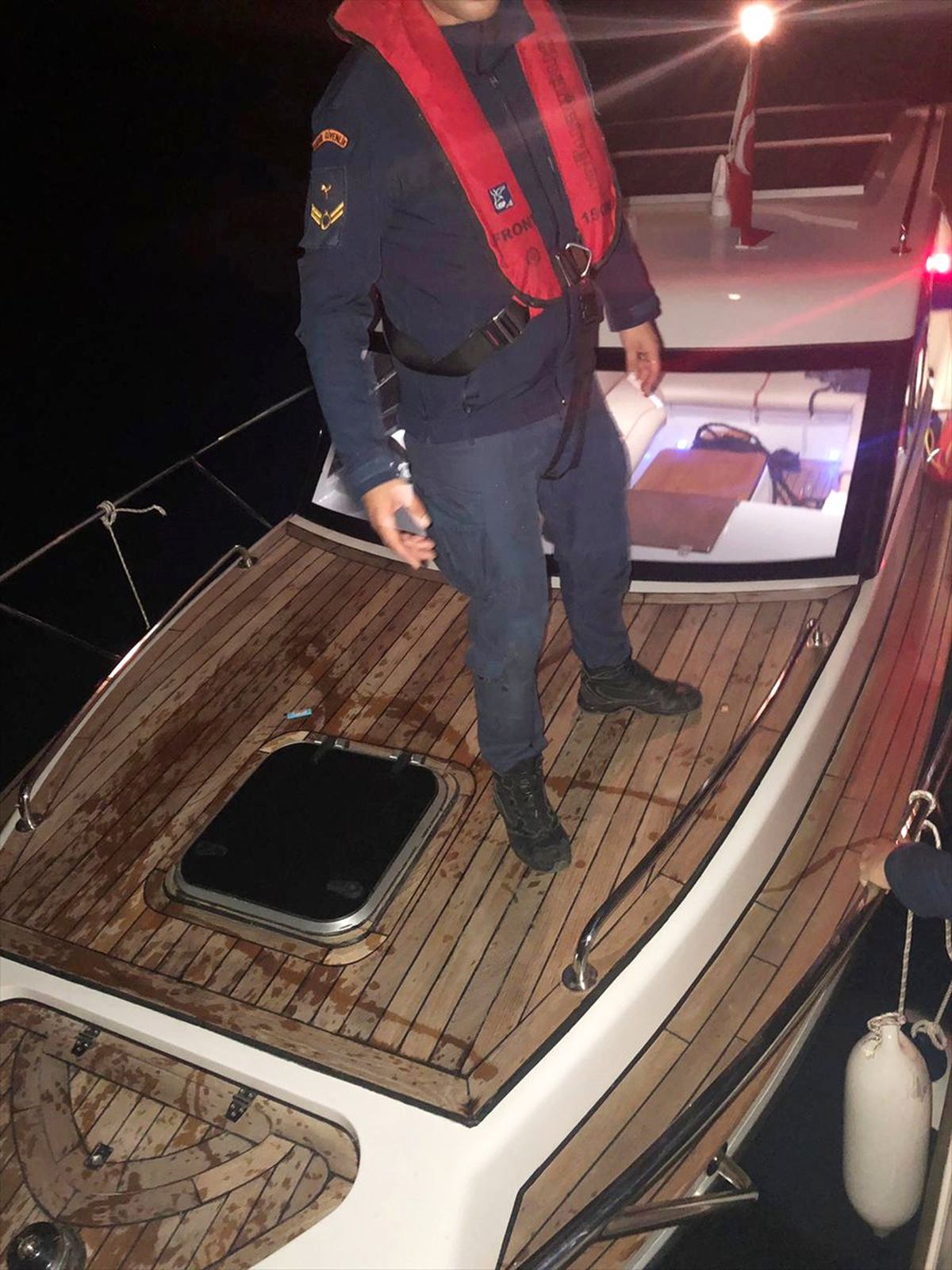 Karaya Oturan Teknedeki Yaralıyı Sahil Güvenlik Kurtardı