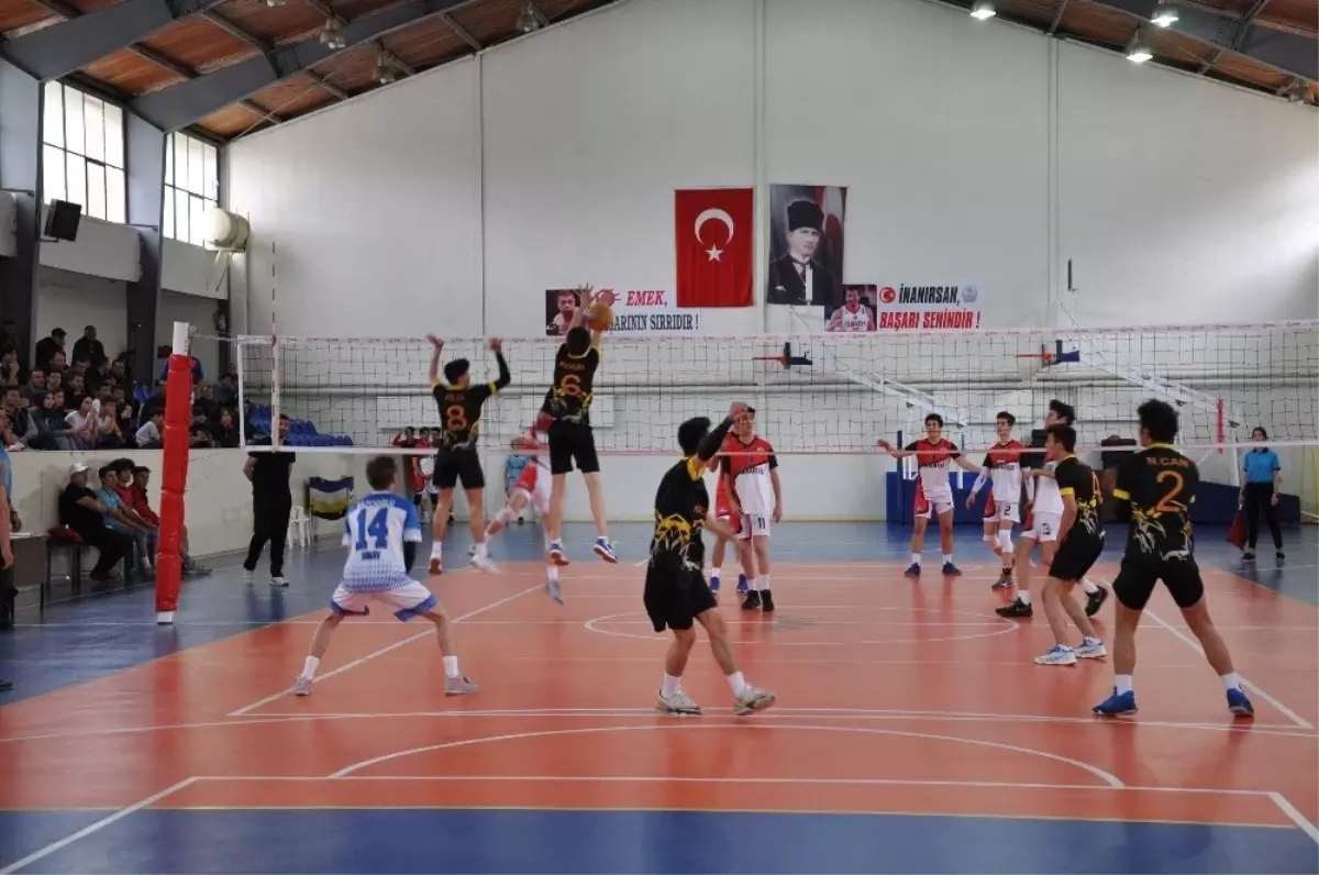 Kulüpler Arası Yıldız Erkekler Voleybol Grup Müsabakaları Simav\'da Başladı