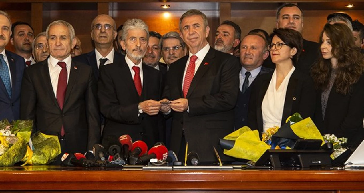 Mansur Yavaş\'ın Makam Odasında Dikkat Çeken Fotoğraf Detayı