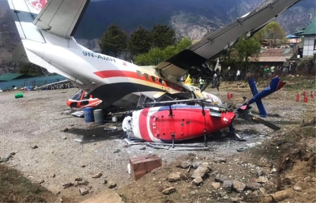 Nepal\'de yolcu uçağı helikoptere çarptı