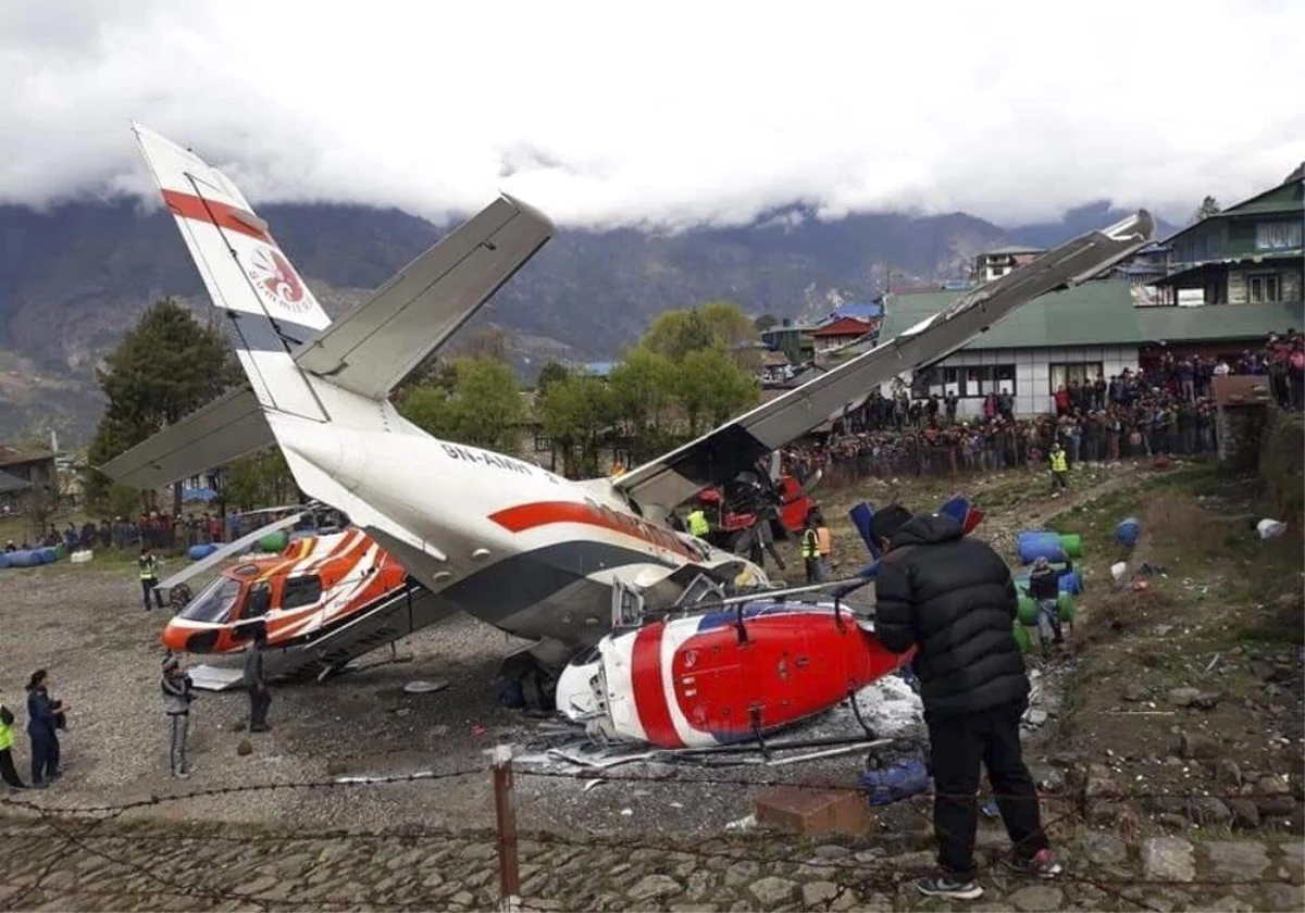 Nepal\'de Yolcu Uçağı Pistteki Helikoptere Çarptı: 3 Ölü, 4 Yaralı