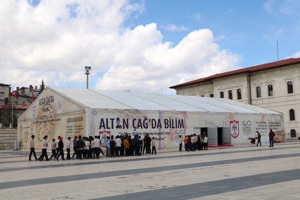 Onlarda Karanlık, Bizde Altın Çağ