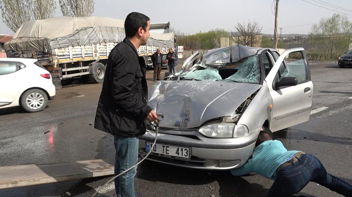 Otomobiliyle Tıra Arkadan Çarptı: 2 Yaralı