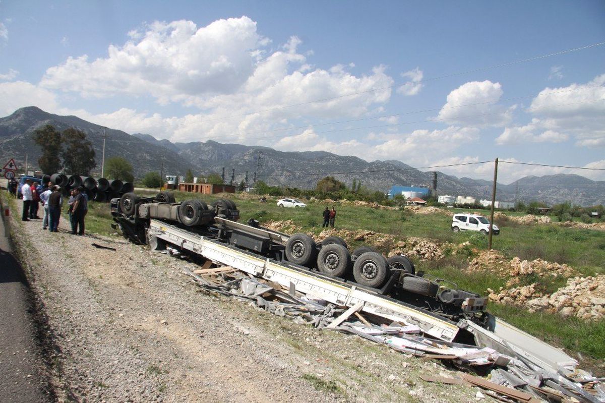 Parke Yüklü Tır Devrildi, Sürücü Ağır Yaralandı
