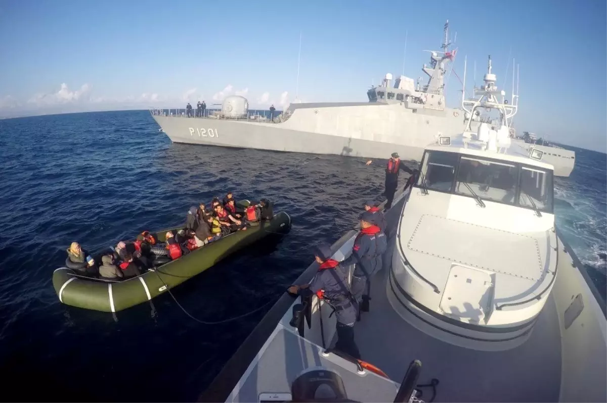 Şişme Lastik Botta 15\'i Çocuk 41 Mülteci Yakalandı