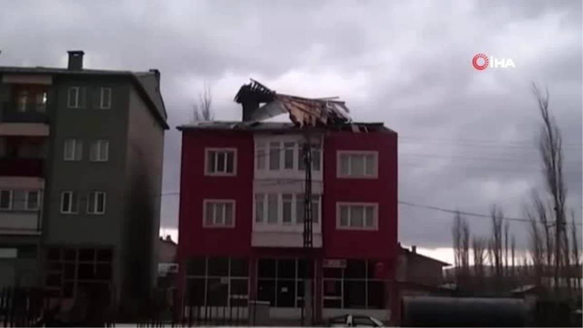 Sivas\'ta Şiddetli Rüzgar Çatı Uçurdu