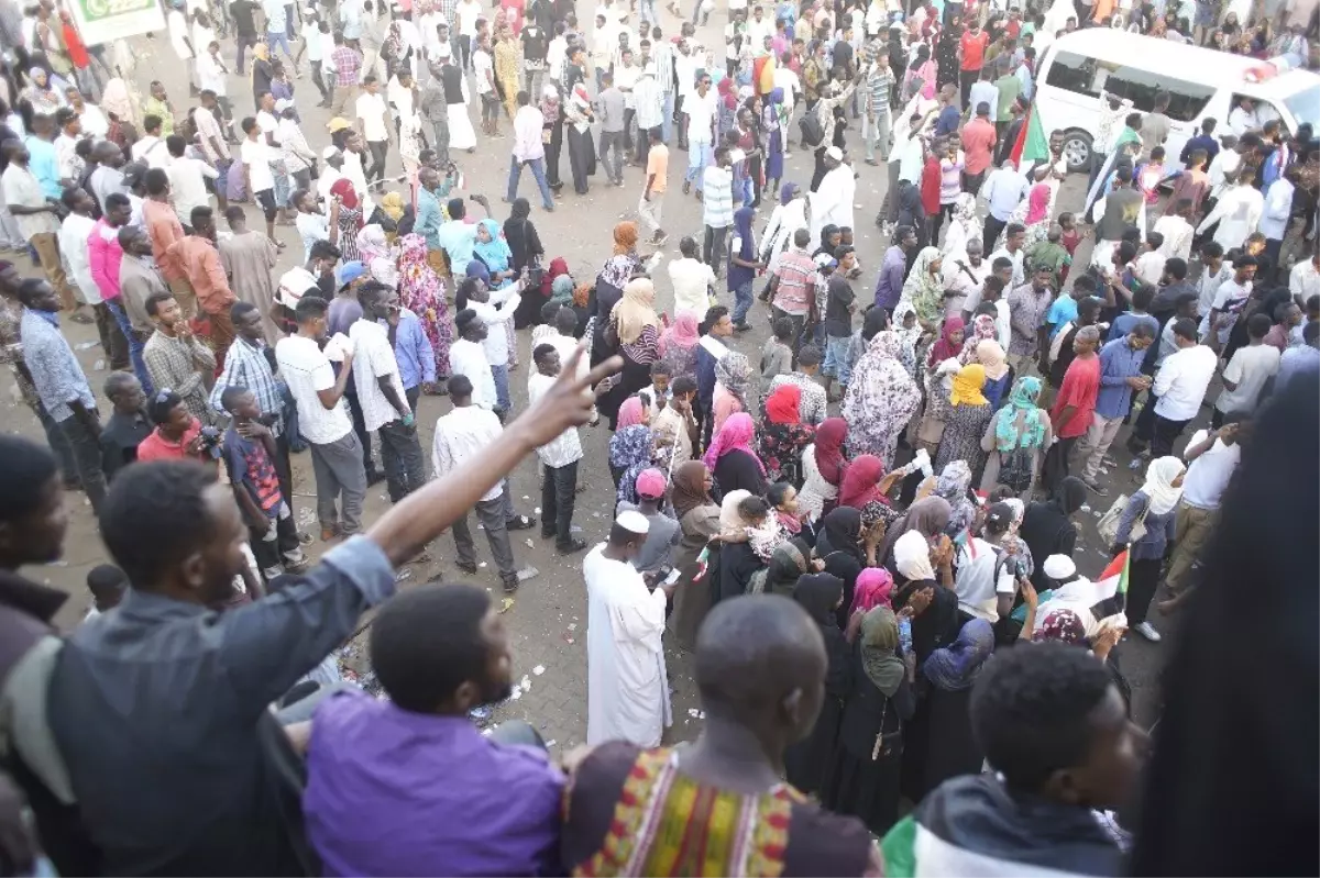 Sudan\'da Protestocular Askeri Geçiş Konseyi\'ne Taleplerini İletti