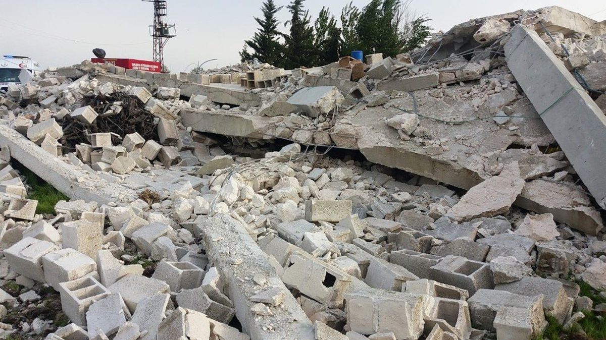 Tadilat Halindeki Ev Çöktü: 1 Ölü, 2 Yaralı
