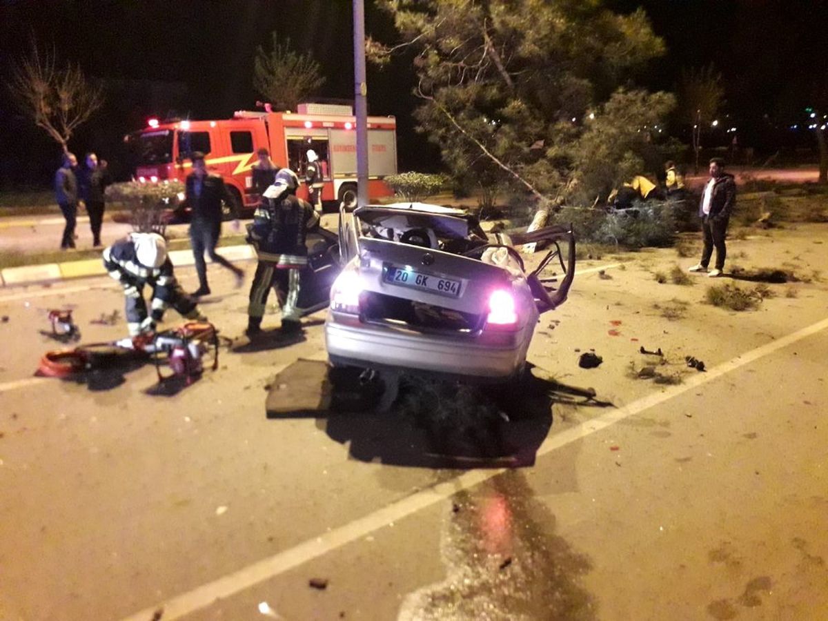 Takla Atan Otomobil Ağaçları Devirdi: 2 Ölü, 1 Yaralı