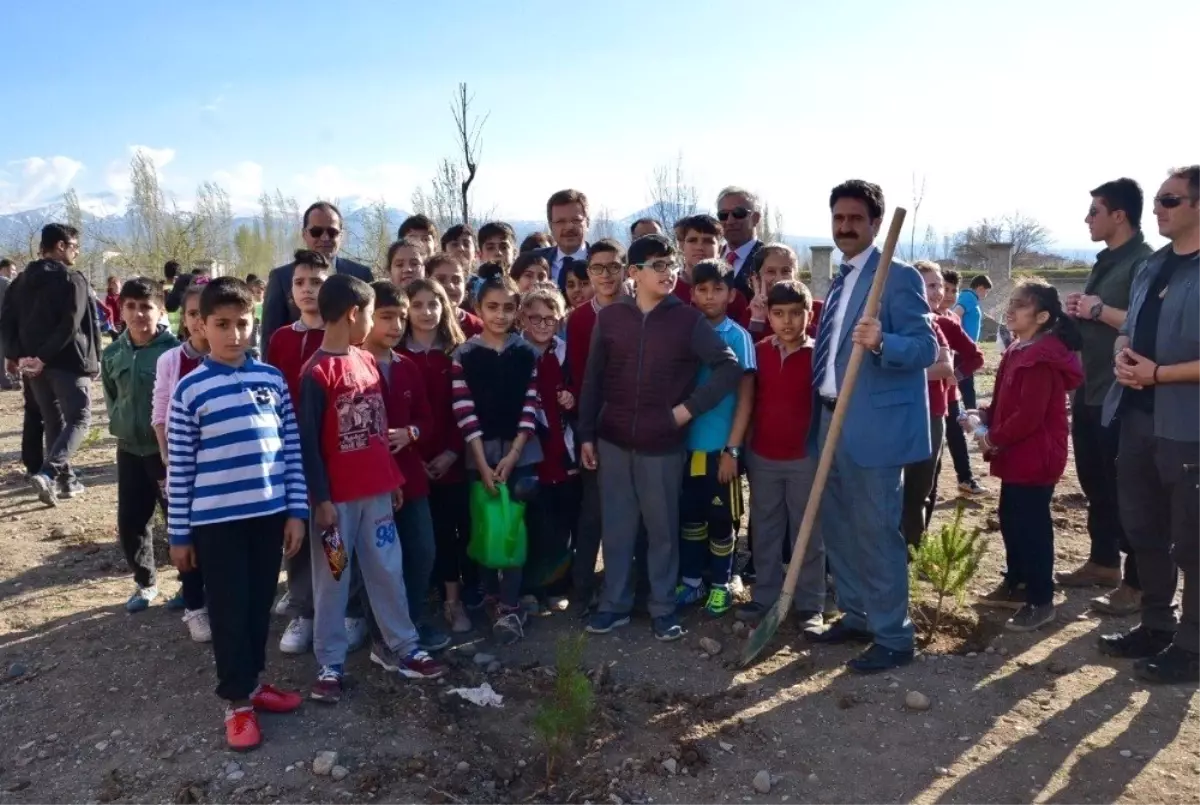 Vali Ünlü Öğrencilerle Fidan Dikti