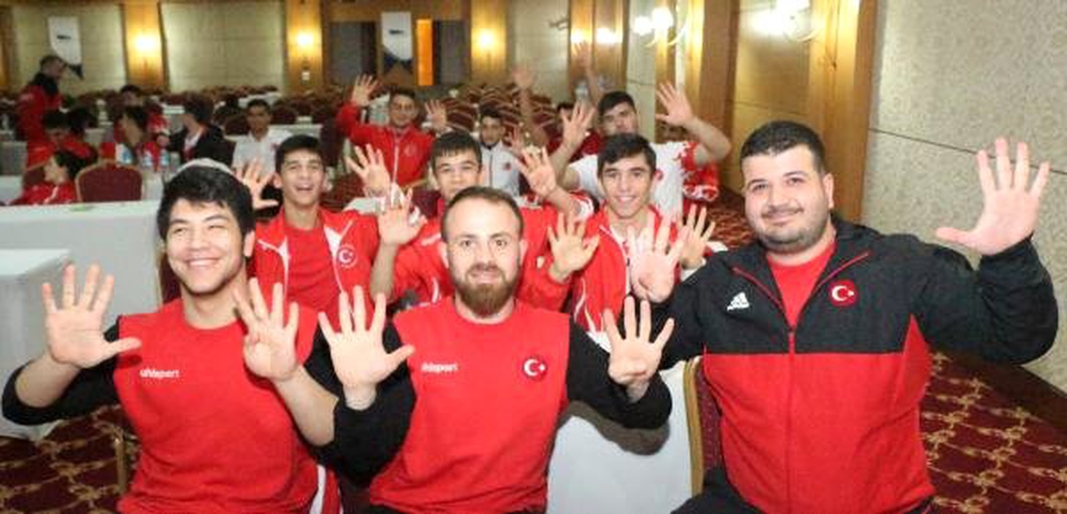 Yıldız Sporcular Rıza Kayaalp\'ın Mutluluğuna Ortak Oldu