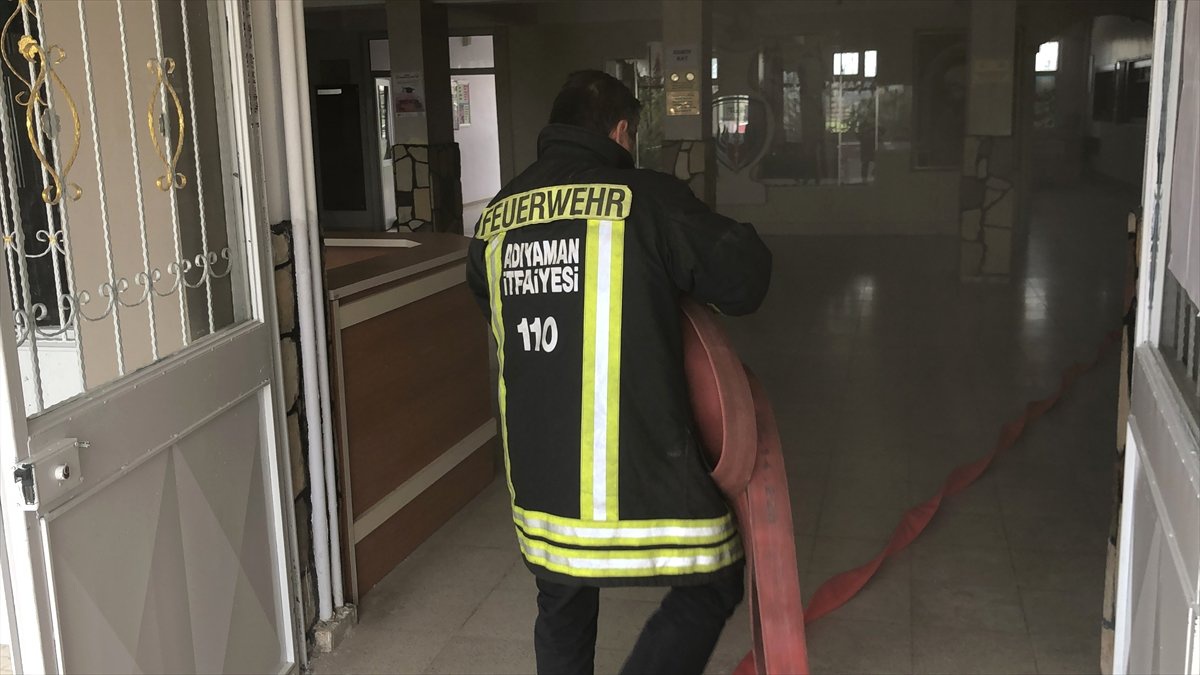 Adıyaman\'da Lisenin Spor Salonunda Yangın