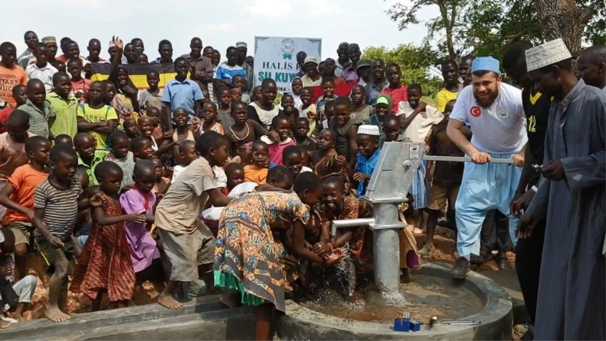 Afrika\'da Suyu Gören Çocukların Sevinci Duygulandırdı