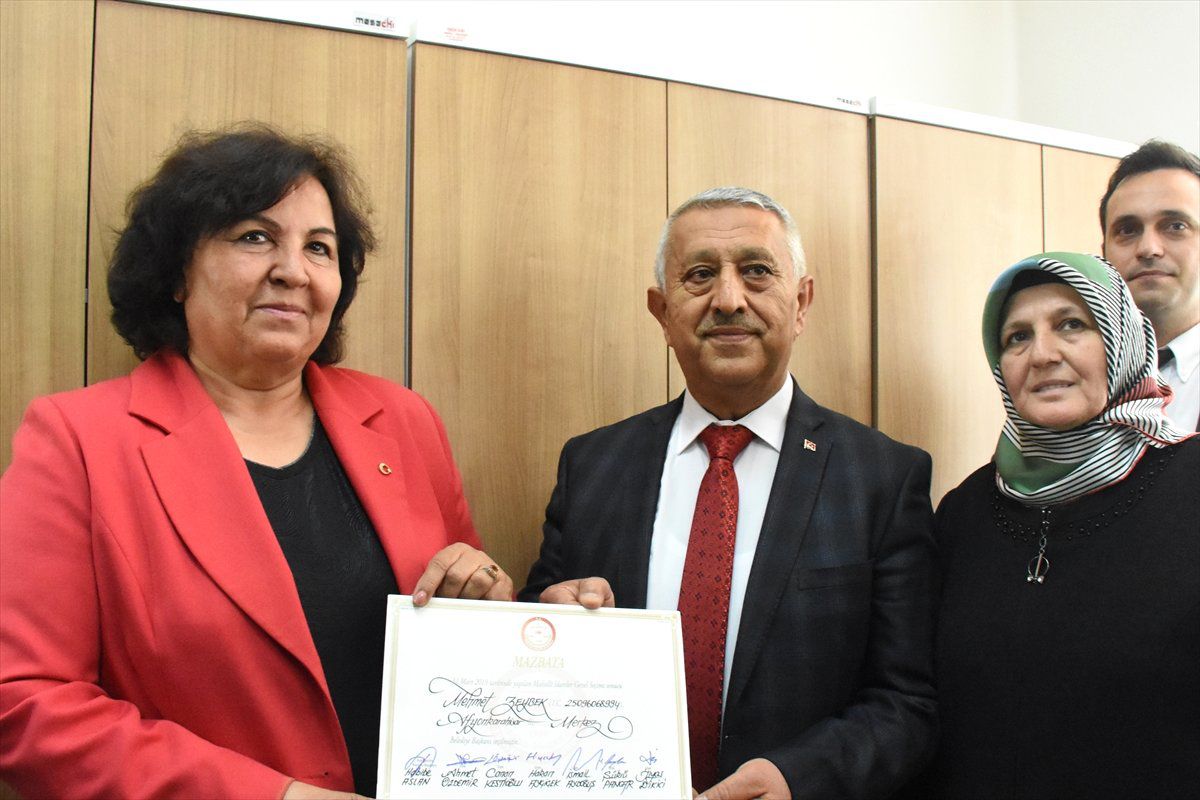 Afyonkarahisar Belediye Başkanı Zeybek Mazbatasını Aldı