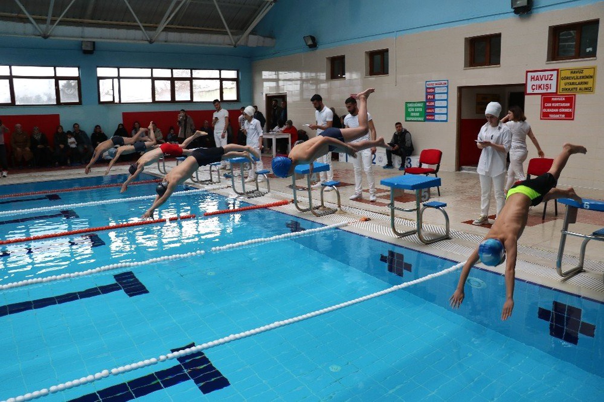 Ağrı\'da Yüzme Müsabakaları Yapıldı