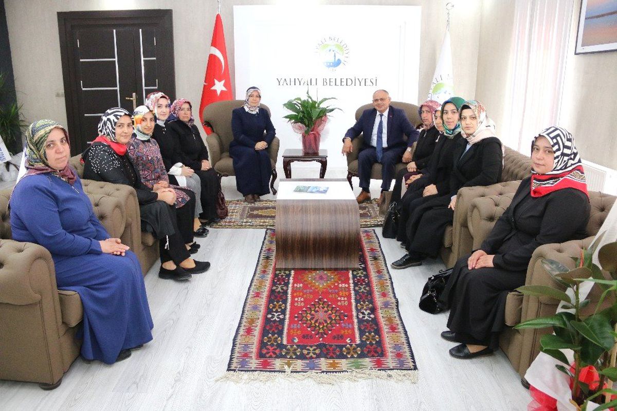 AK Parti Kadın Kolları\'ndan Başkan Öztürk\'e Ziyaret
