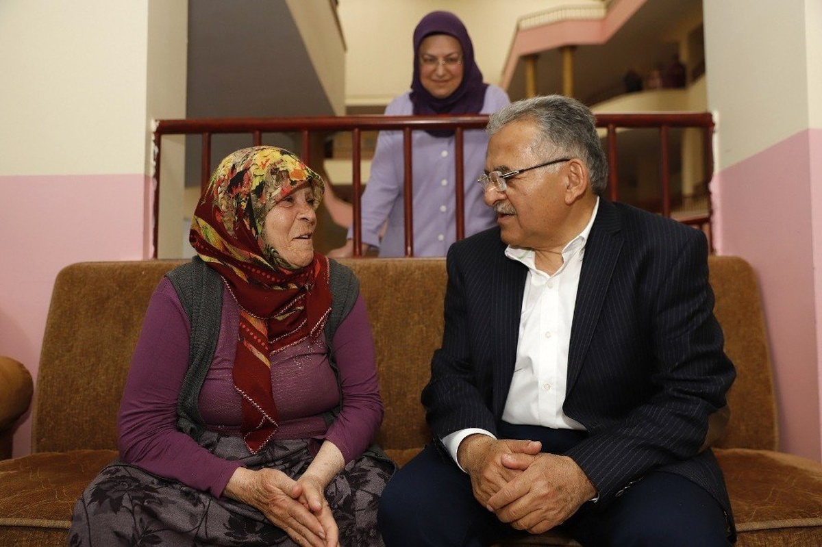 Başkan Büyükkılıç, Huzurevi\'ni Ziyaret Etti ve Yaşlılarımızın Görüşlerini Dinledi