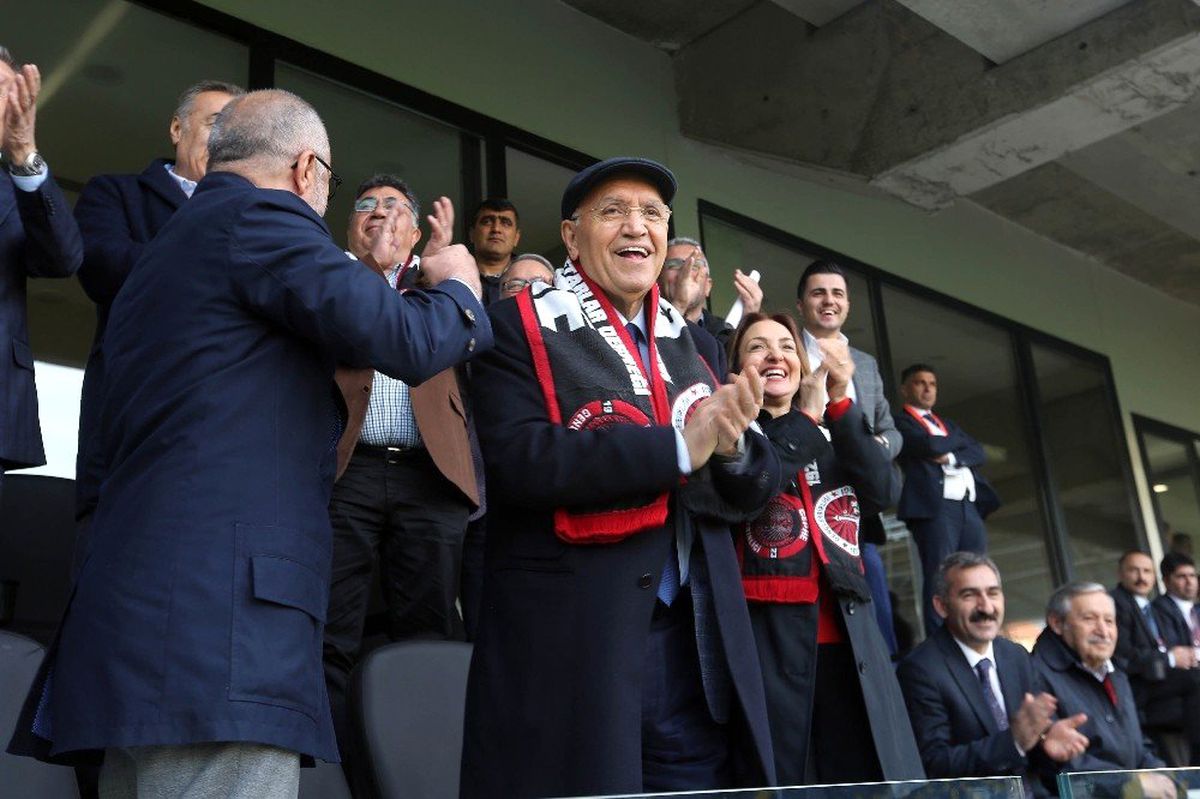 Başkan Yaşar\'dan, Gençler\'e Tribün Desteği