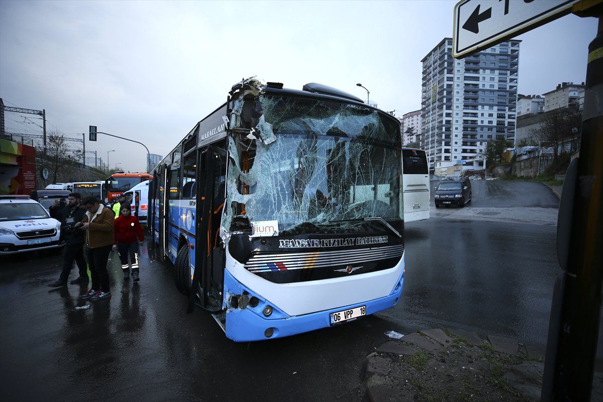 Başkentte Özel Halk Otobüsü Belediye Temizlik Aracına Çarptı