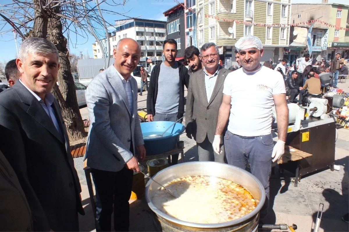 Belediyeyi AK Parti Kazanınca Tatlı Dağıttı