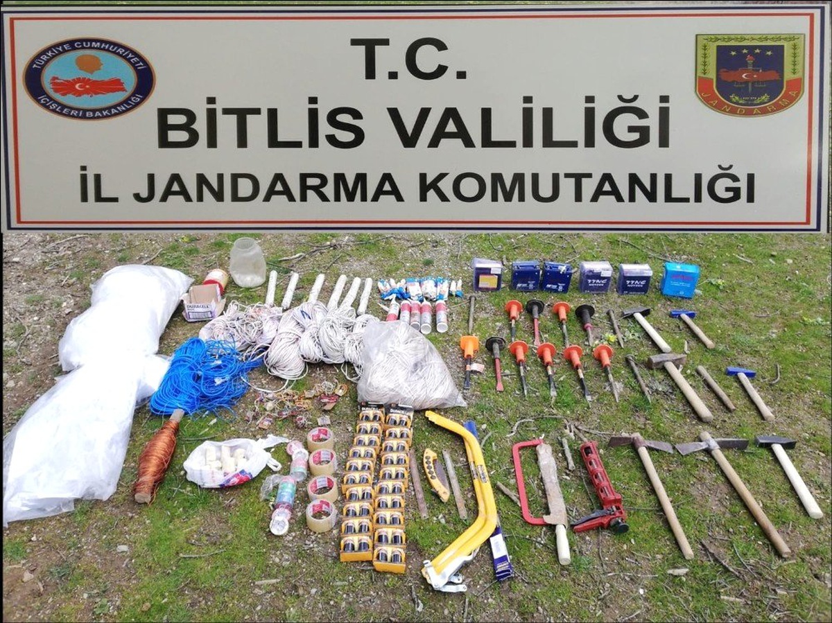 Bitlis\'te Teröristlere Ait Sığınak ve Patlayıcı Ele Geçirildi