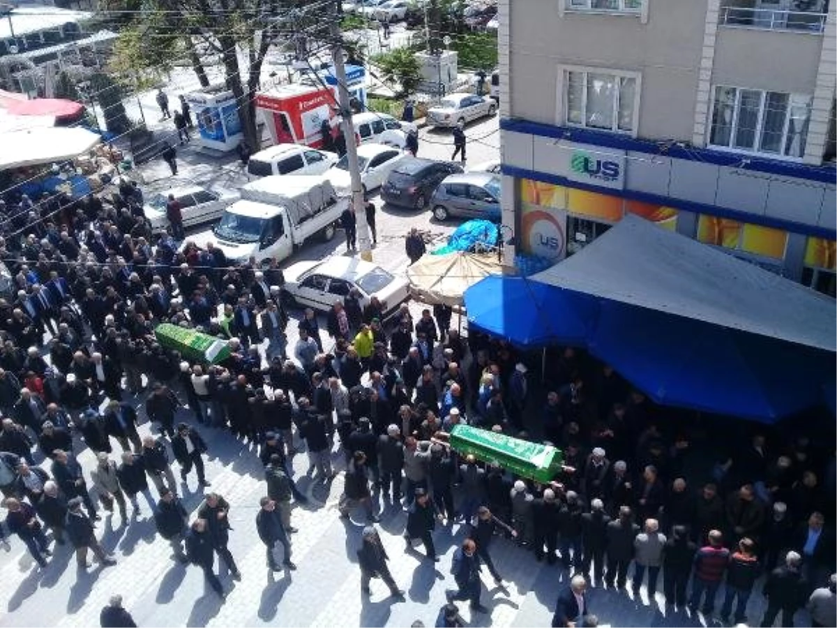 Bursa\'da Kazada Ölen İki Kardeş Toprağa Verildi
