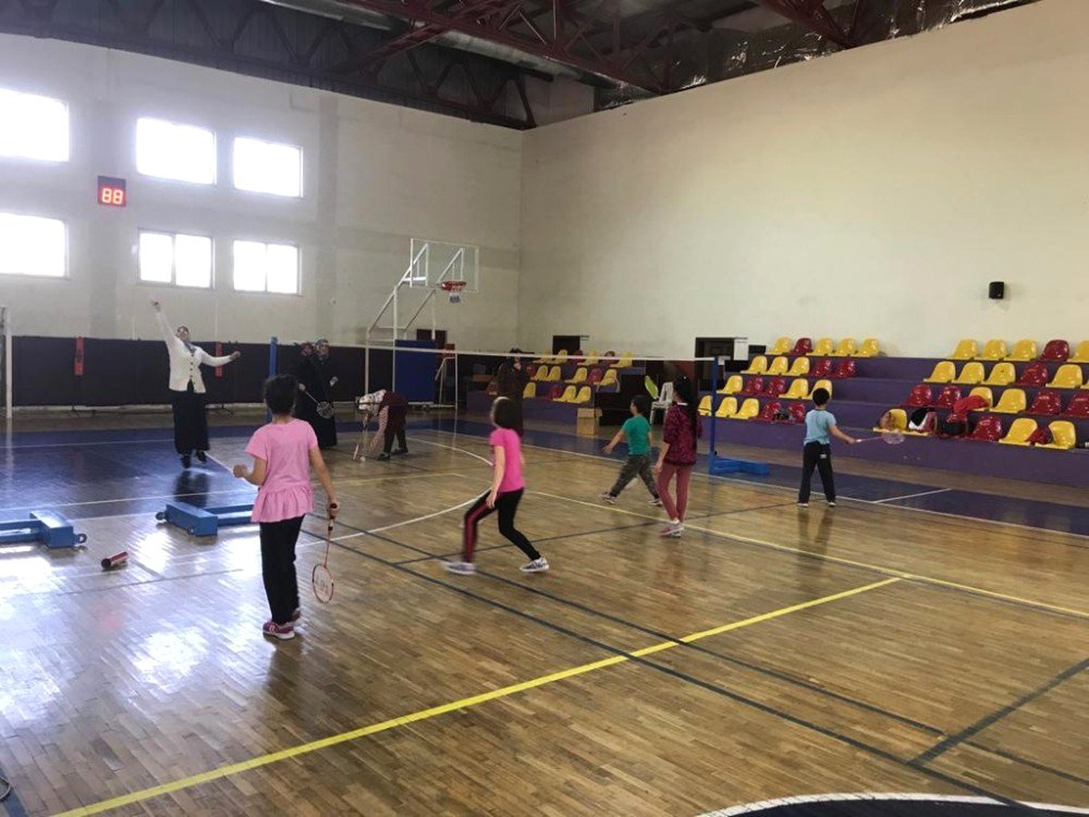 Çocuklar Anneleri ile Spor Yapıyor