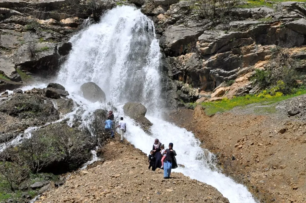 Çukurca\'da Mesire Alanları Şenlendi