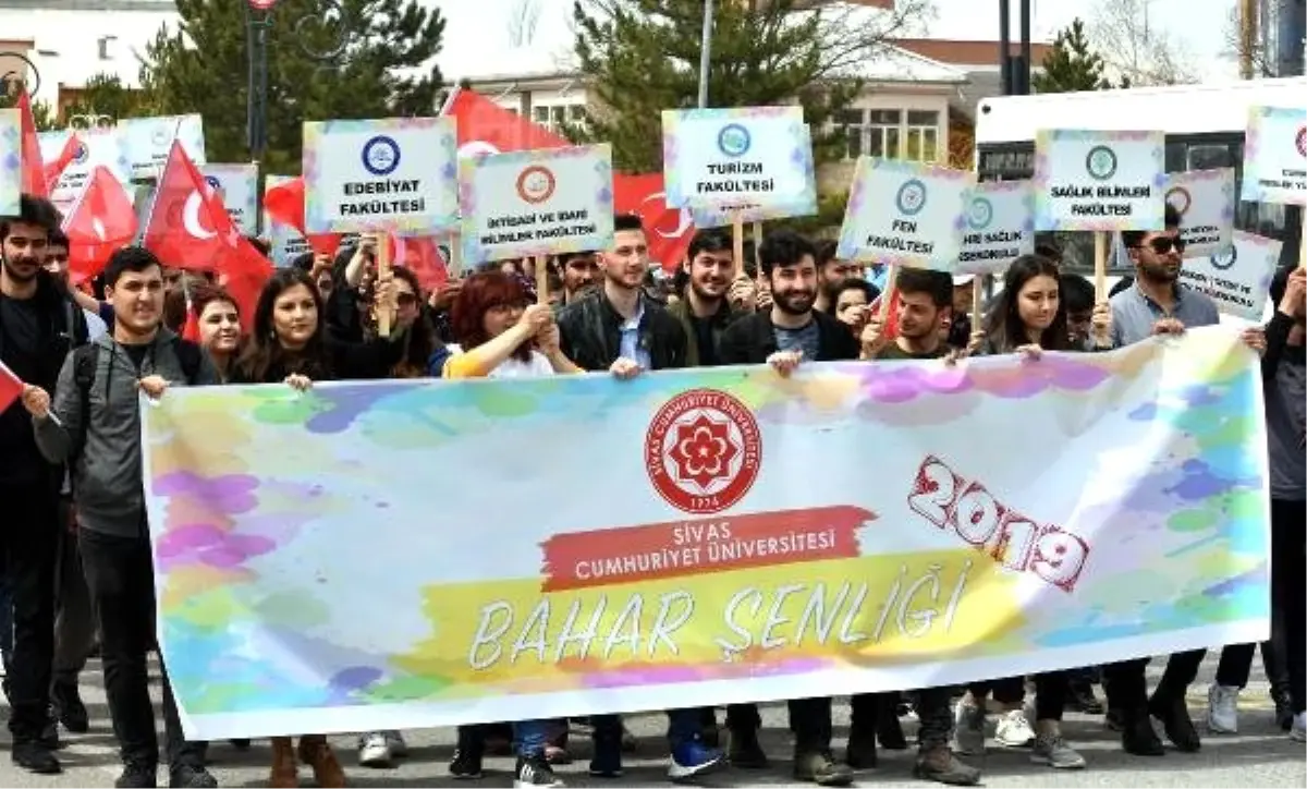 Cumhuriyet Üniversitesi Bahar Şenliği, Mehterli Yürüyüşle Başladı