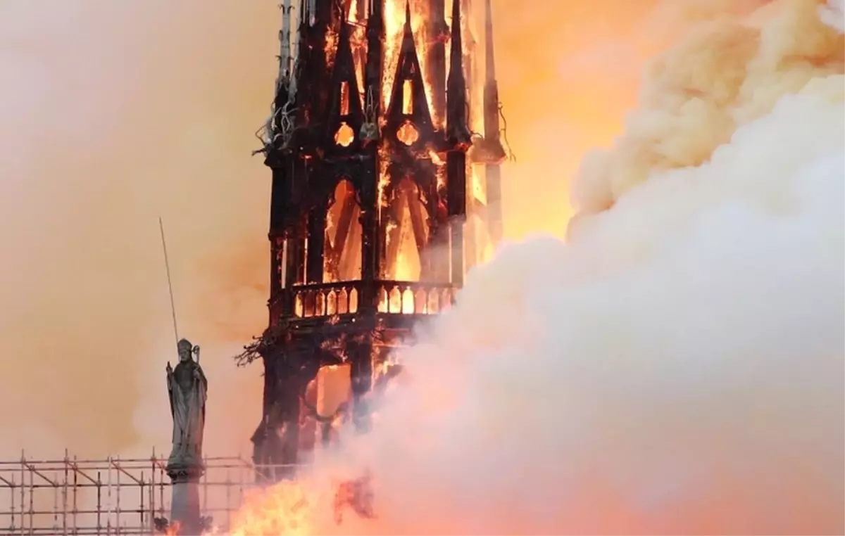 Fotoğraflarla: Notre-Dame\'ın Kamburu\'nun Evi Yanıyor