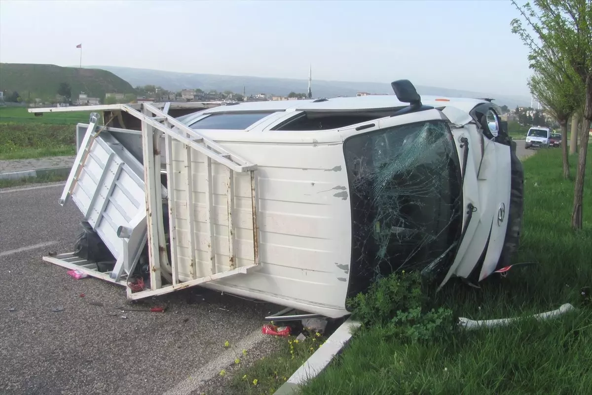 Gaziantep\'te Kamyonet Devrildi: 6 Yaralı