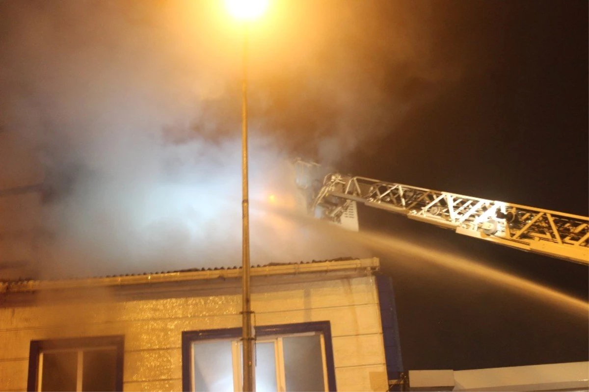 İki Katlı Binanın Çatısında Çıkan Yangın Korkuttu
