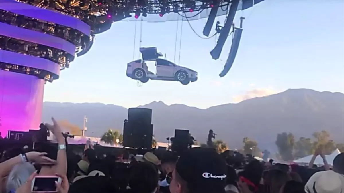 Jaden Smith Sahnedeyken Tesla Model X\'in Tüm Dikkatleri Üzerine Çektiği Şovu (Video)