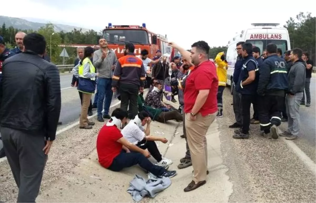 Mersin\'de Tarım İşçilerini Taşıyan Midibüs Devrildi: 11 Yaralı