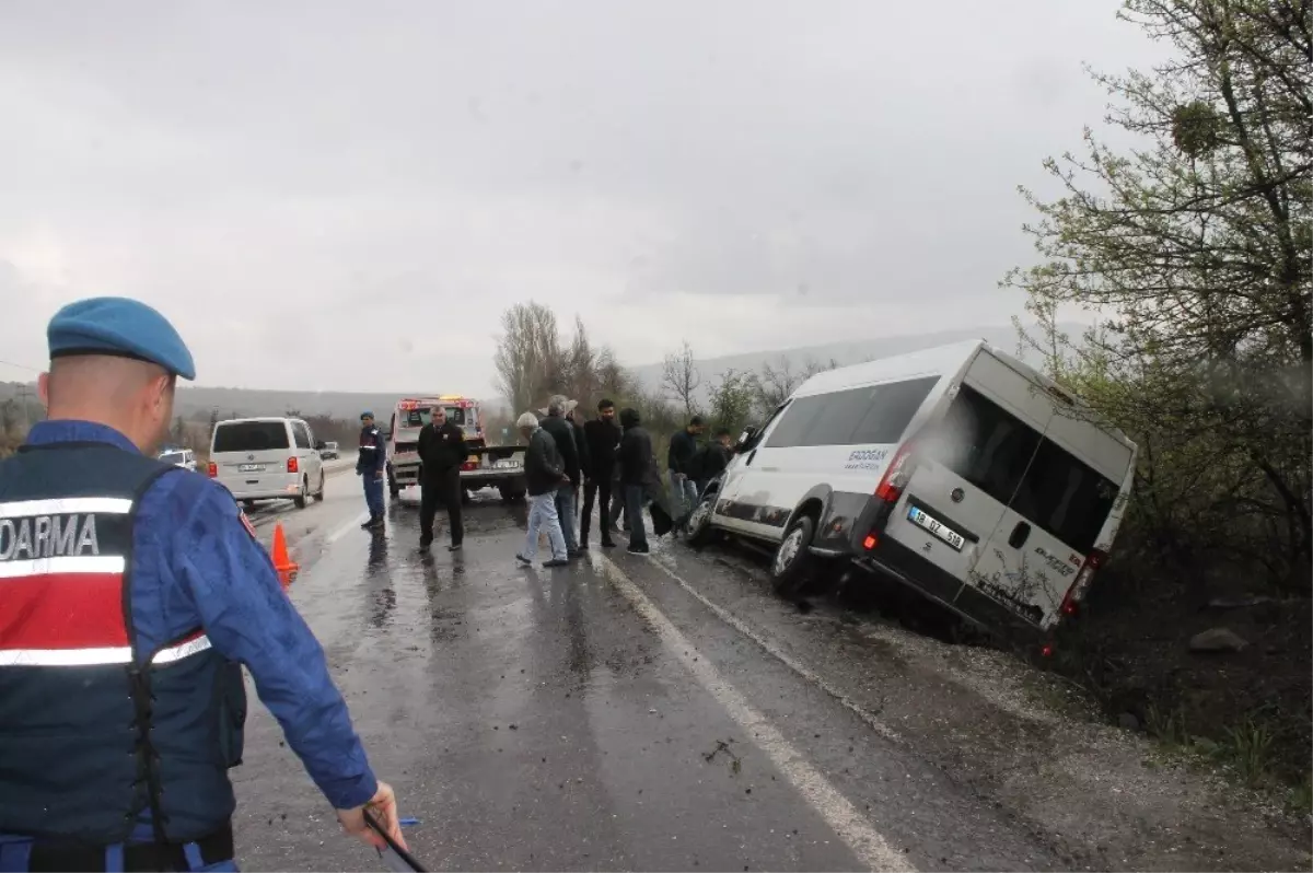 Müsabakadan Dönen Sporcular Kaza Yaptı: 15 Yaralı