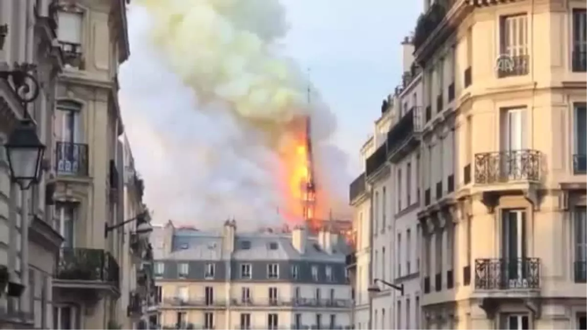 Notre Dame Katedrali\'nde Çıkan Yangında Çatı Çöktü