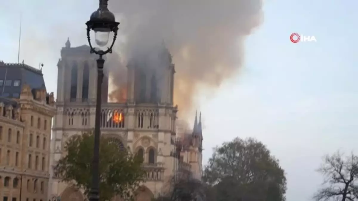 Notre Dame Katedrali\'nde Yangın