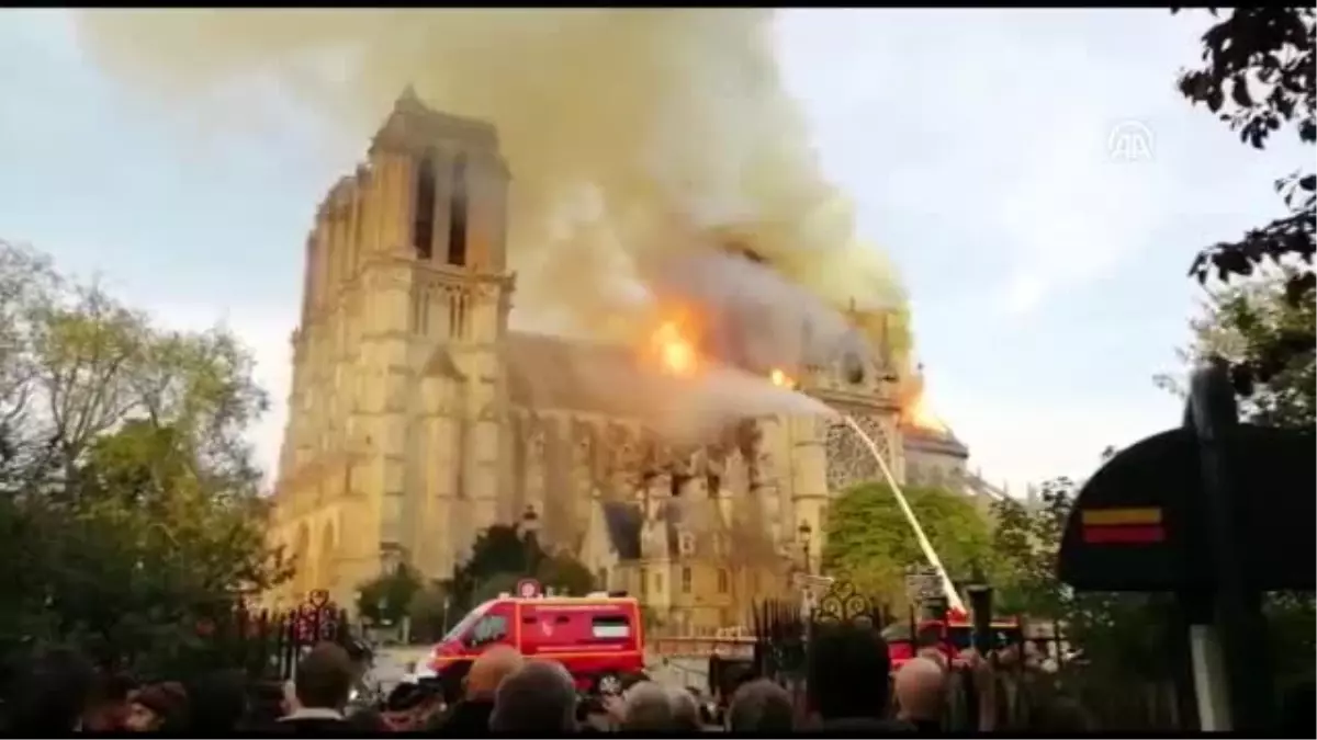 Notre Dame Katedrali\'nde Yangın Çıktı (3)