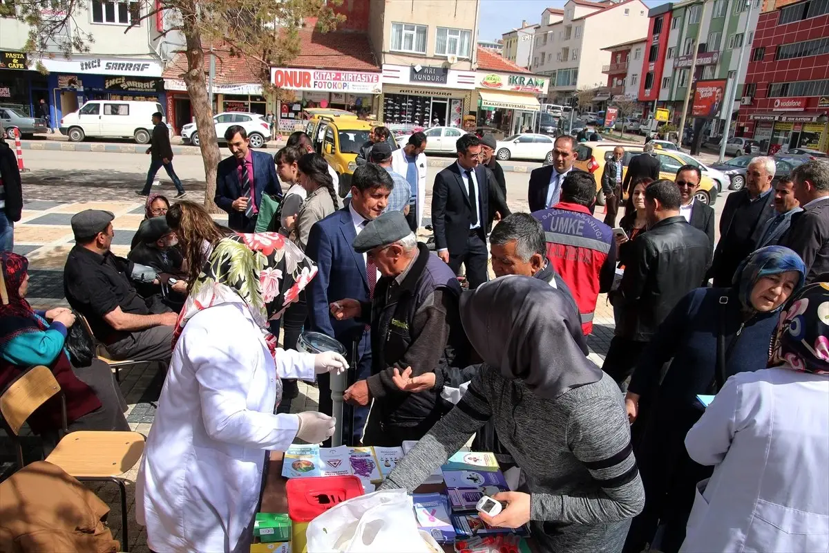 Öğrenciler Tansiyon Ölçüp Kan Testi Yaptı