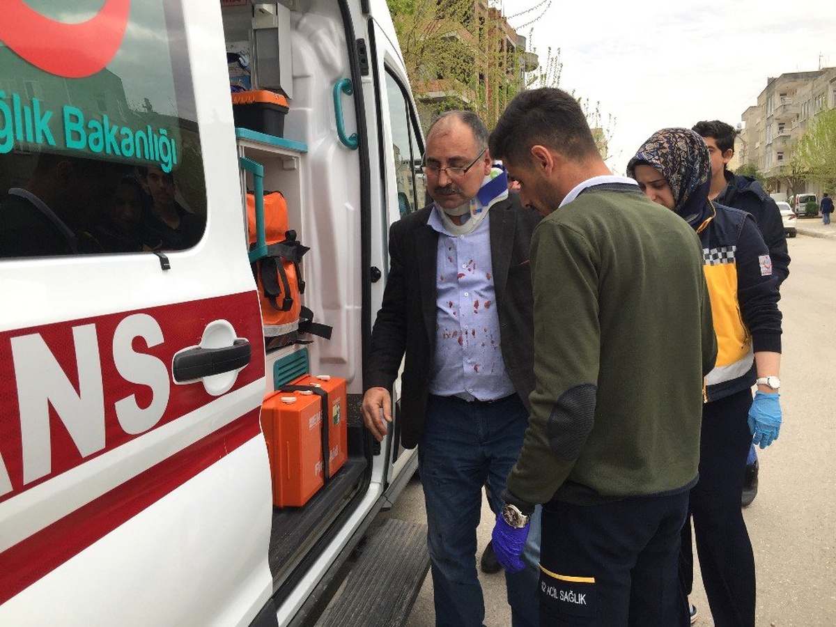 Okul Servisi ile Otomobil Çarpıştı