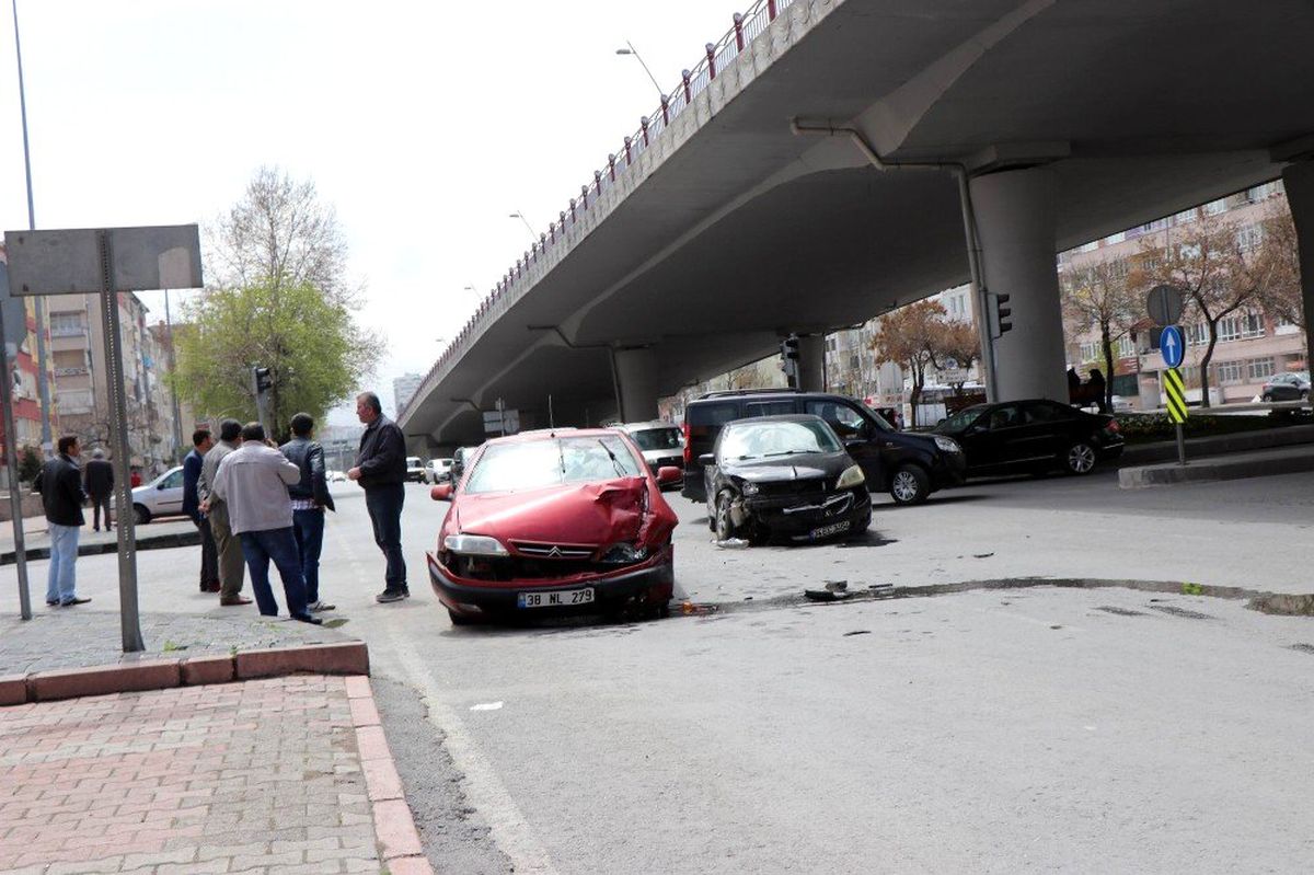 Otomobiller Çarpıştı