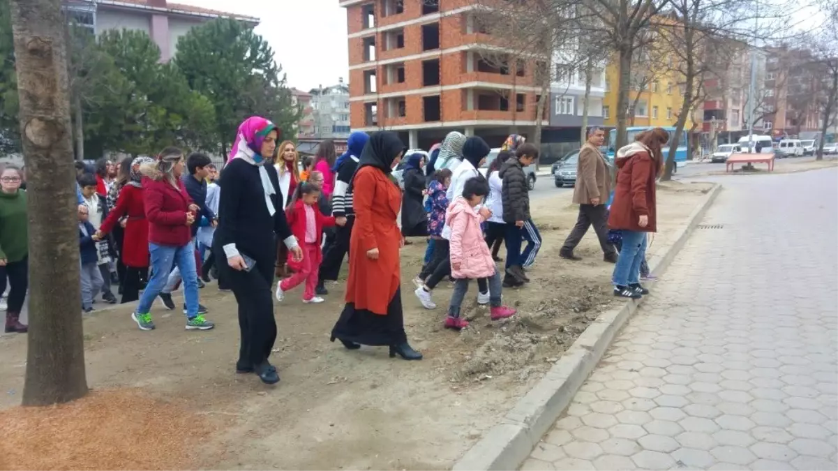 Polisten Öğrencilere Trafik Eğitimi