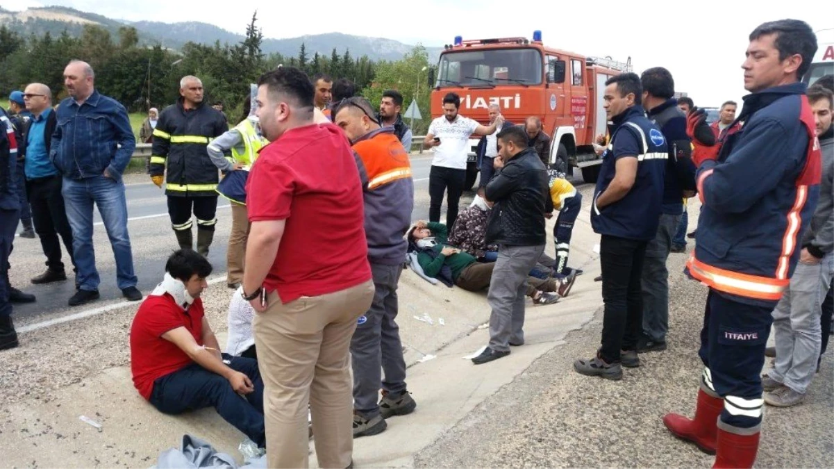 Silifke\'de İşçileri Taşıyan Midibüs Kaza Yaptı: 11 Yaralı